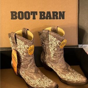 Corral Women’s Elegant Embroidered Western Heeled Boots - Brown